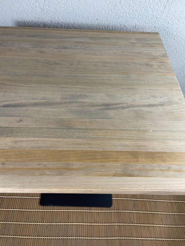 mesa de madera natural estilo envejecido de pino con pie de hierro