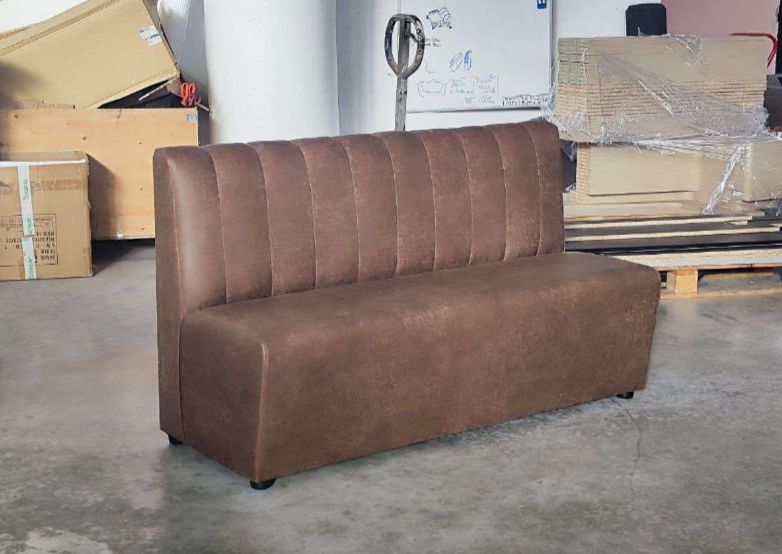 sofa para hostelería de color manila camel o piel envejecida