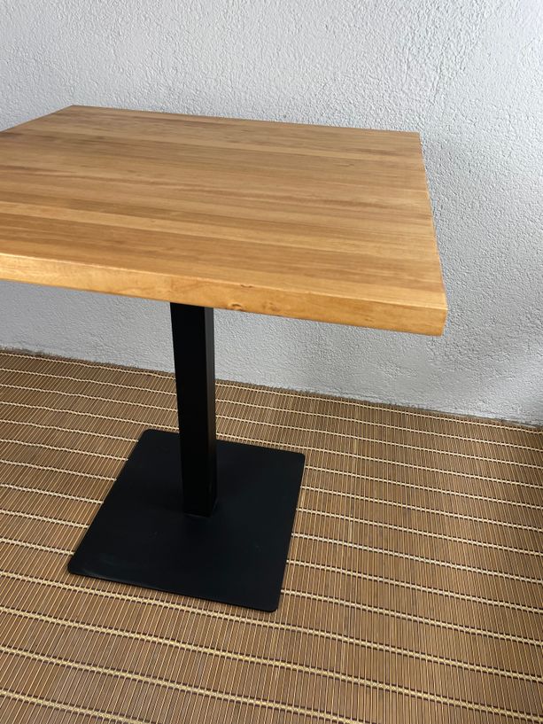 mesa de madera natural barnizado en color miel