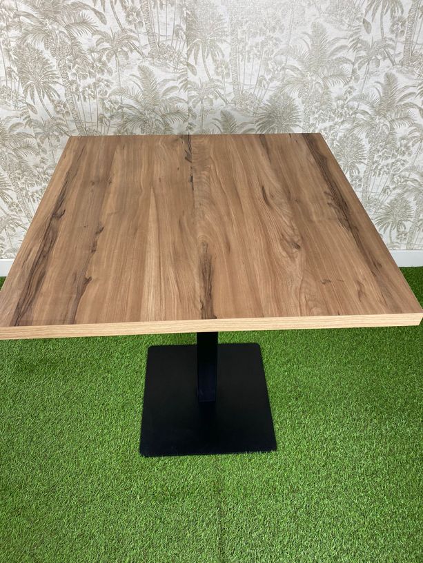 mesa con tablero abedul y pie de hierro color negro