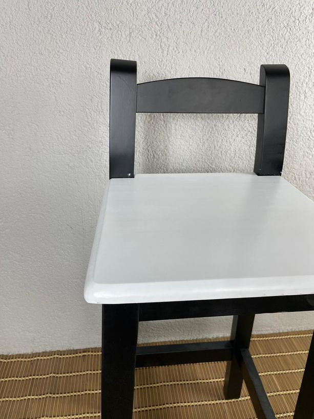 taburete Andalucía con respaldo negro y asiento blanco