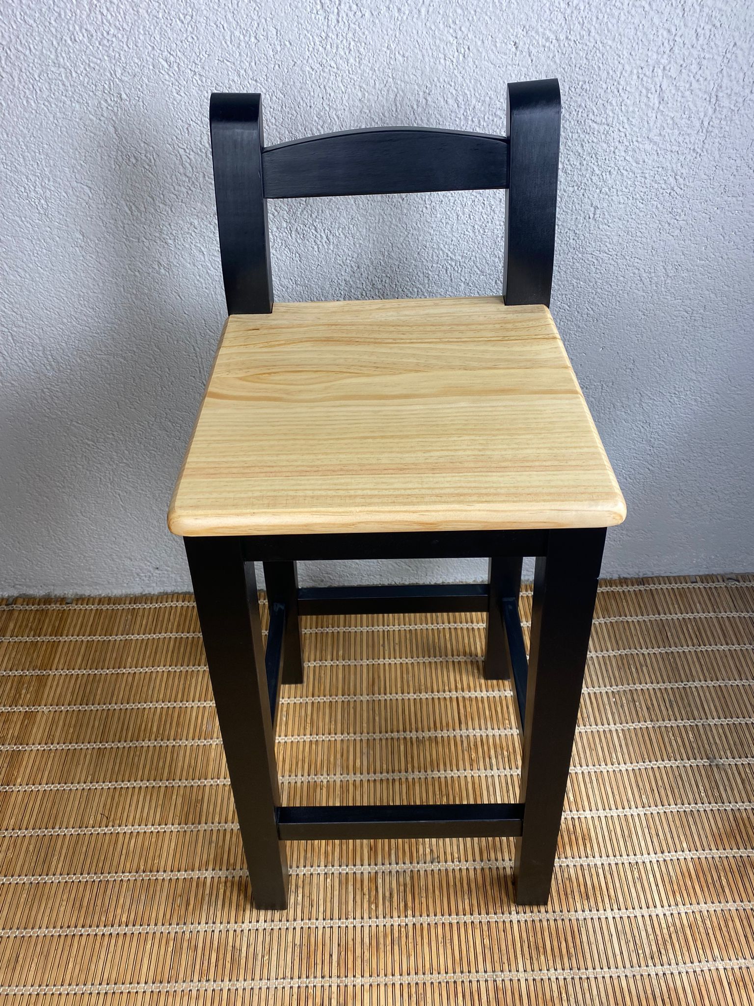 taburete Andalucía con respaldo negro y asiento natural