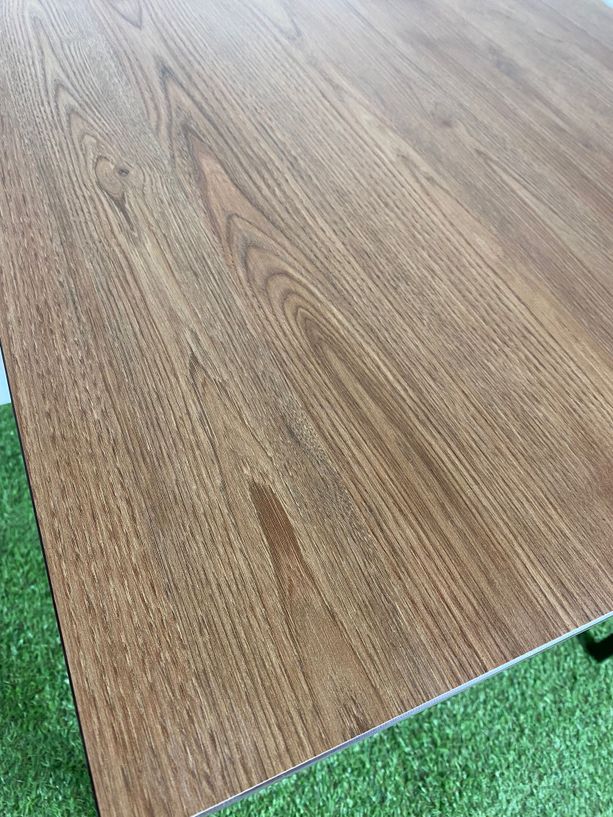 mesa exterior apilable con tablero compacto tipo roble
