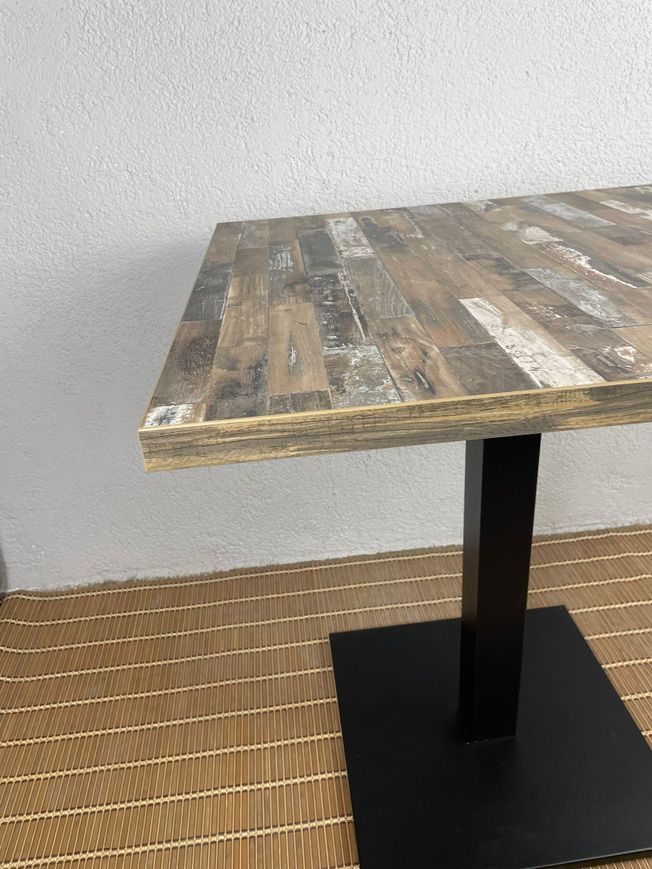 mesa vintage con tablero laminado y pie de hierro negro