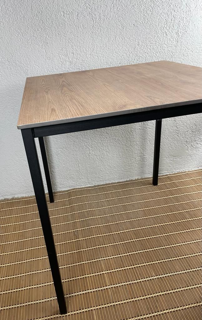 mesa exterior apilable con tablero compacto tipo roble