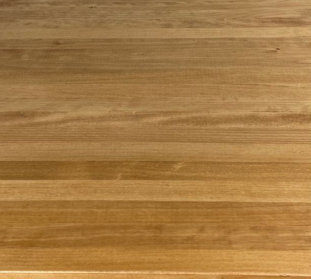 mesa de madera natural barnizado en color miel