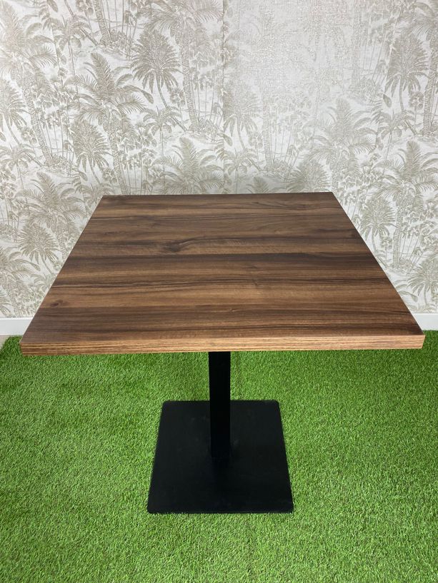 mesa estilo nogal con pie de hierro color negro
