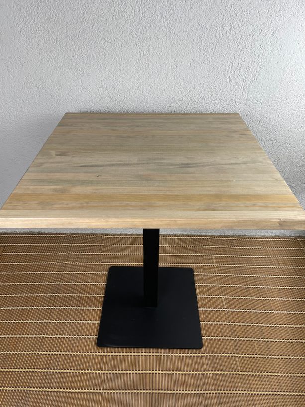 mesa de madera natural estilo envejecido de pino con pie de hierro