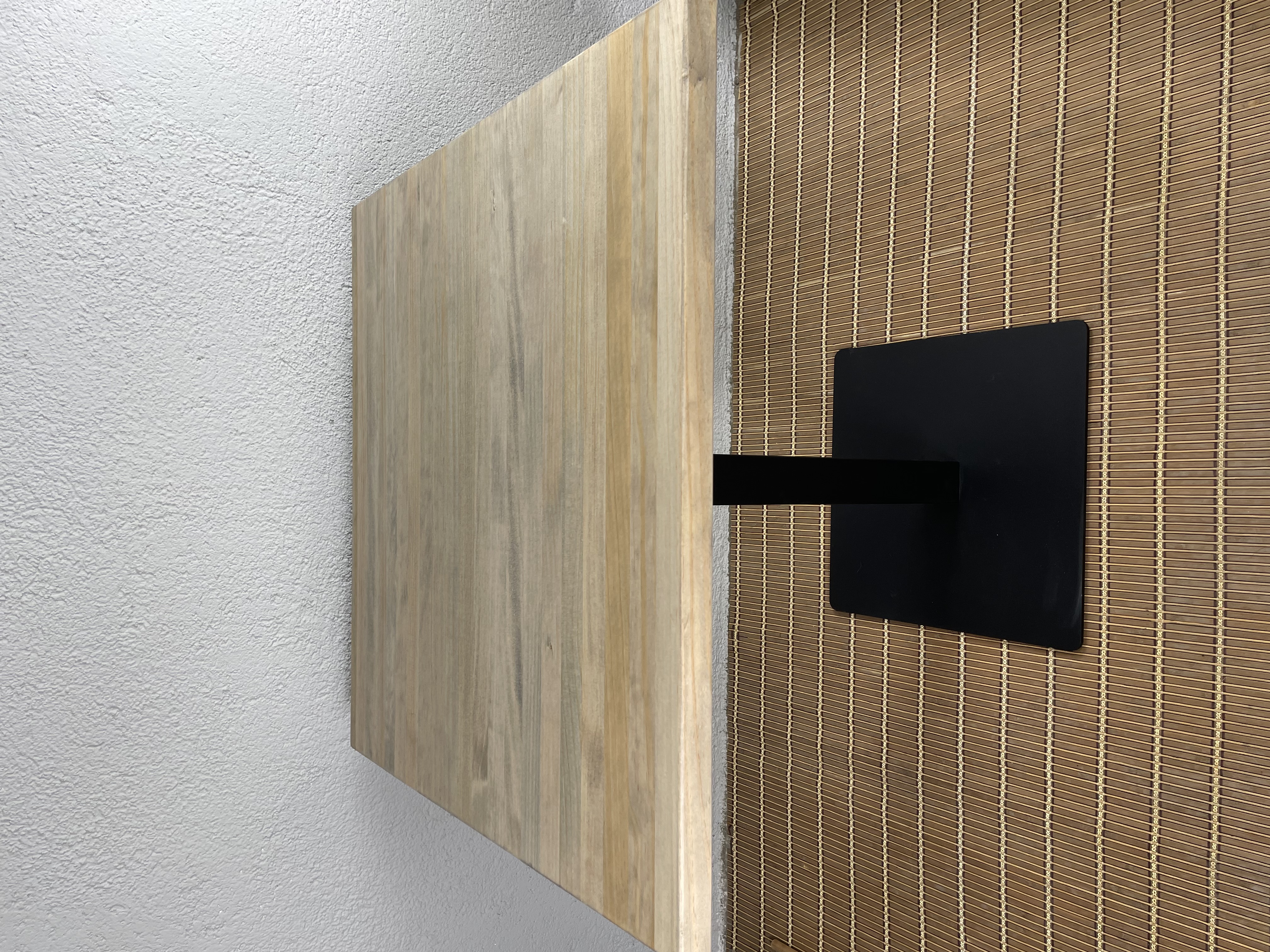 mesa de madera natural estilo envejecido de pino con pie de hierro