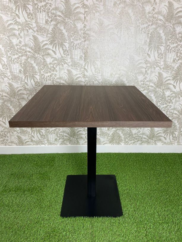 mesa estilo wengue con pie de hierro color negro