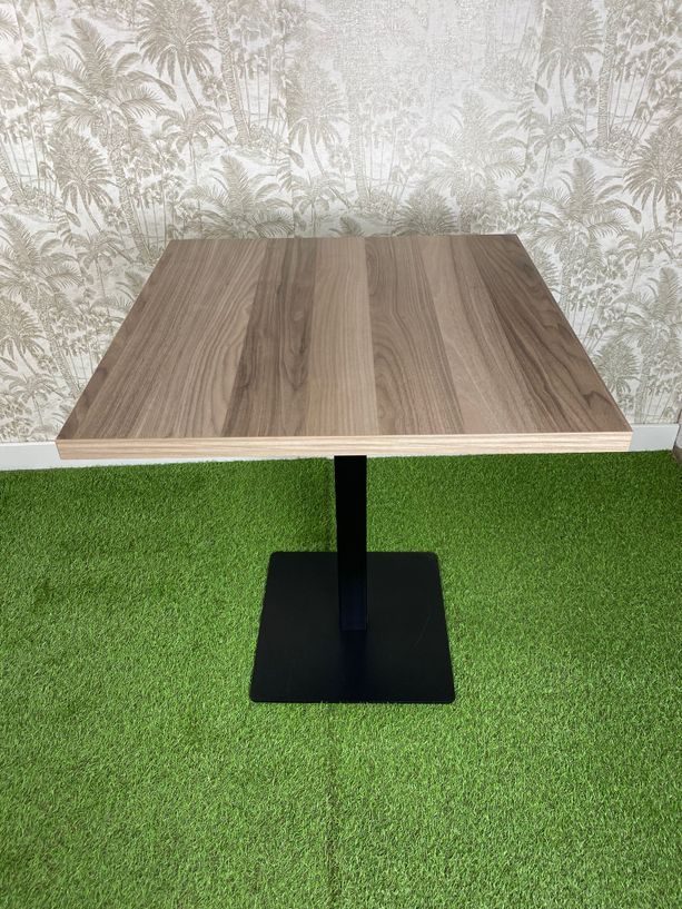 mesa estilo dunas con pie de hierro negro