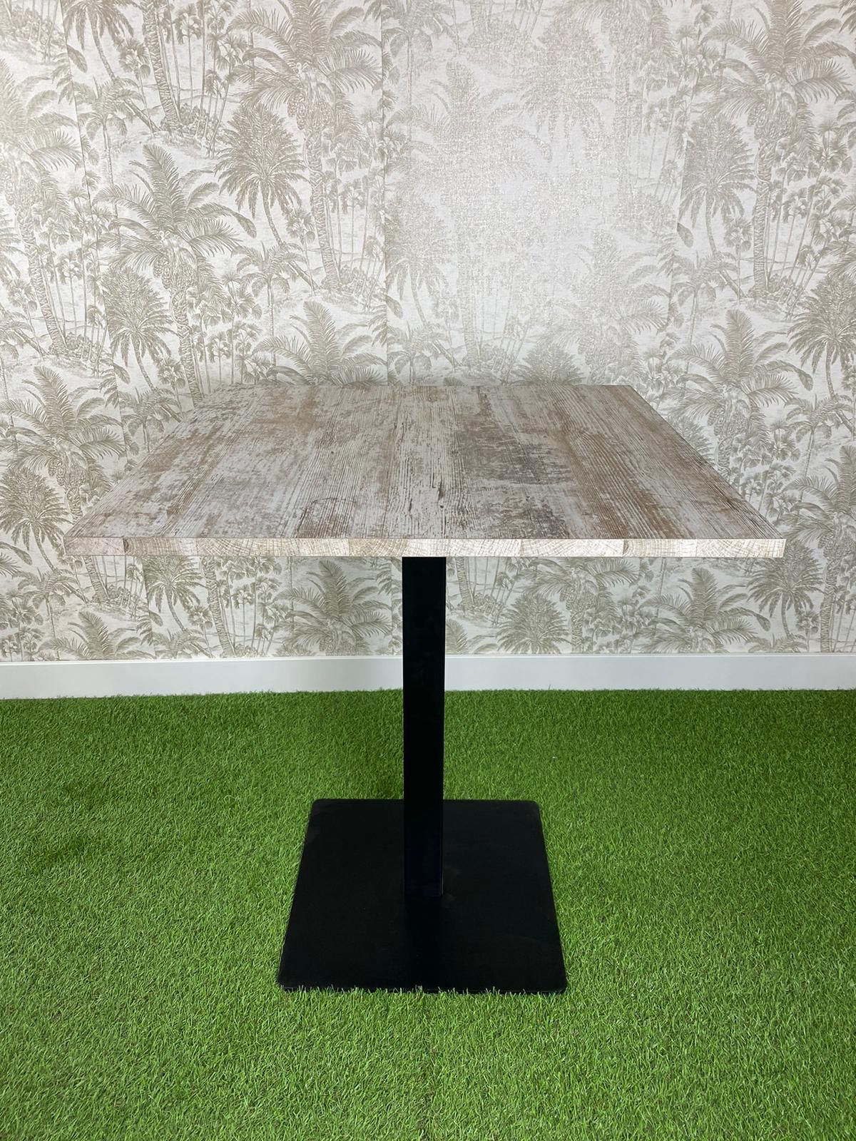 mesa estilo vintage con el pie de hierro color negro