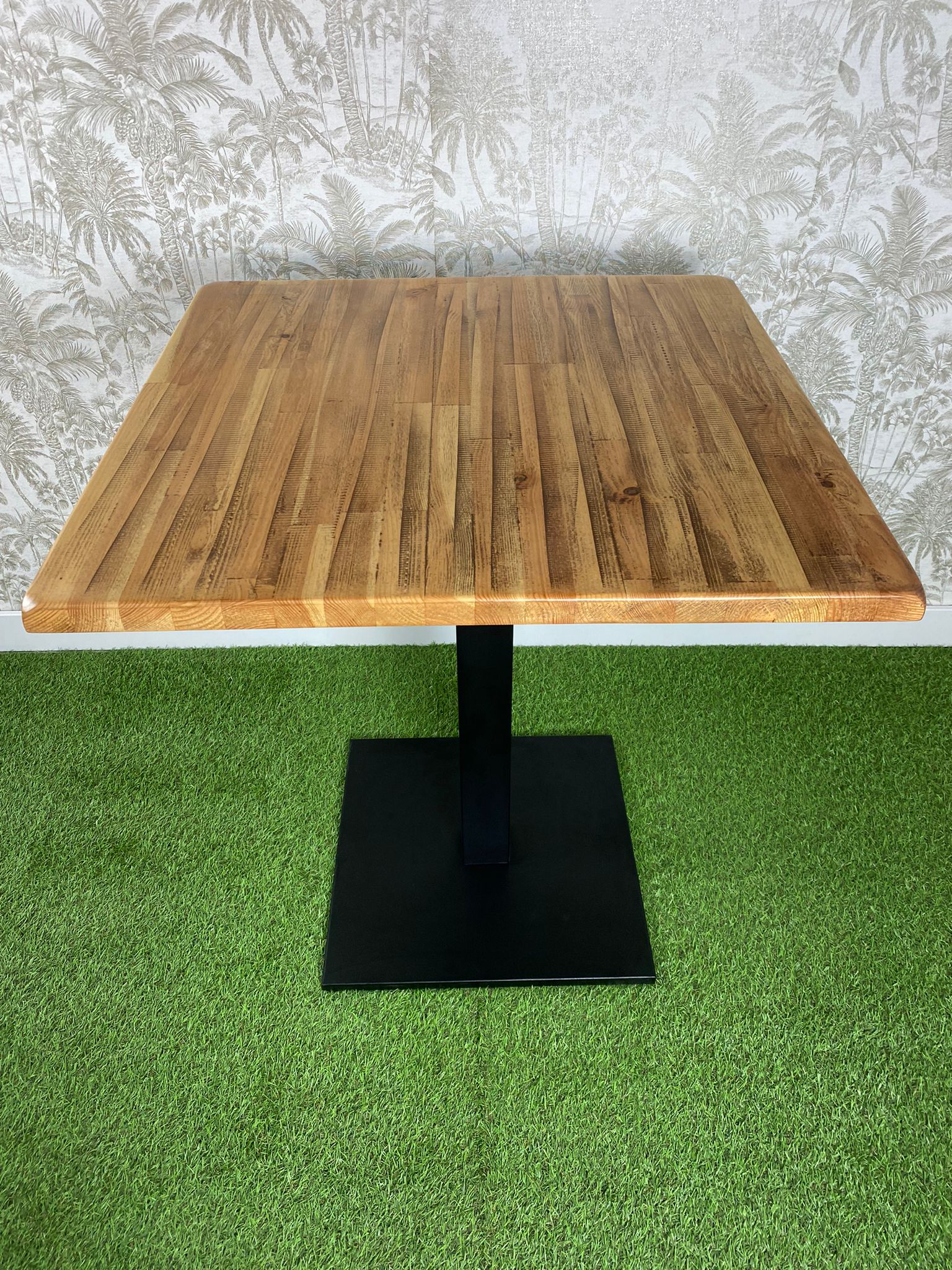 Mesa de madera natural con barniz laminado