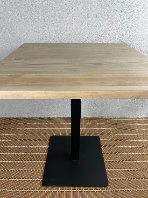mesa de madera natural estilo envejecido de pino con pie de hierro