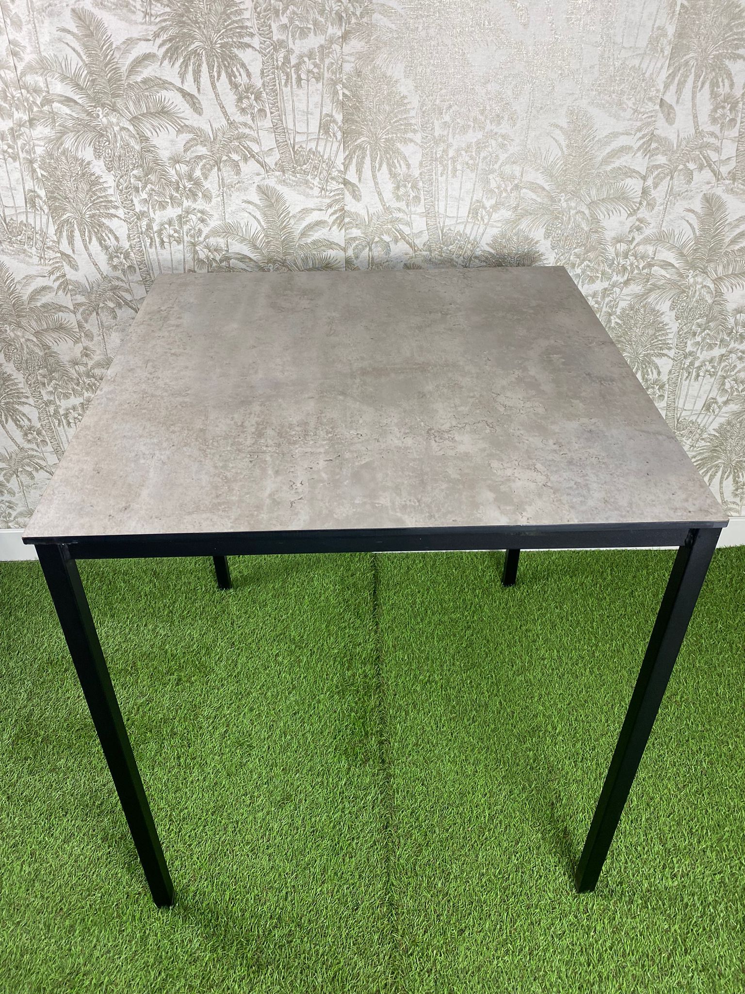 mesa de exterior apilable con tablero tipo cemento