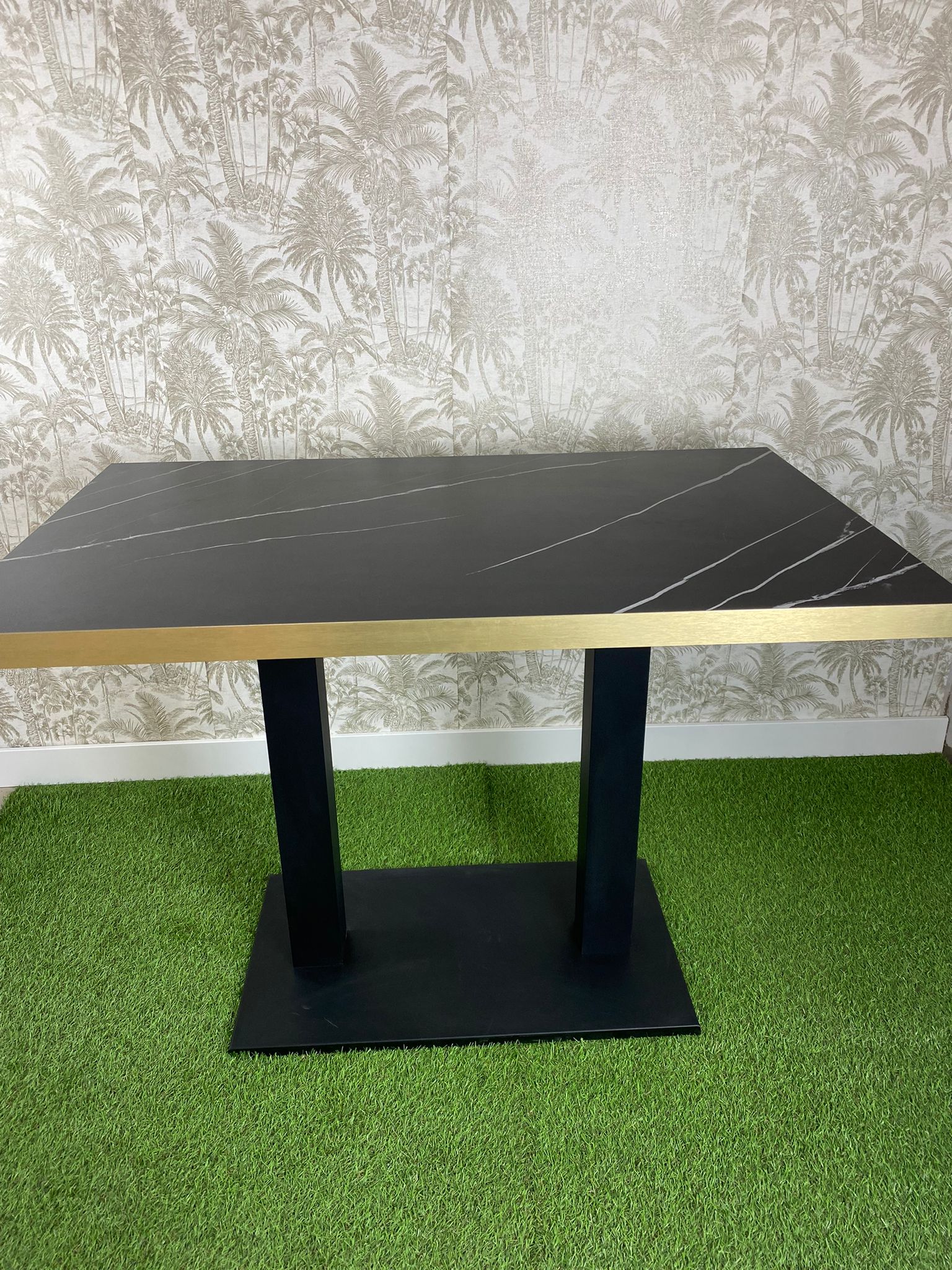 mesa doble de imitación mármol negro con canto color oro