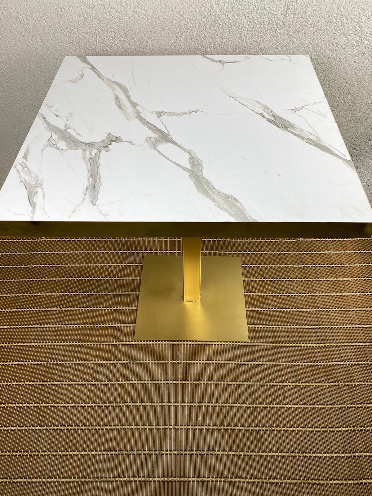 Mesa imitación mármol blanco con canto dorado y pie dorado
