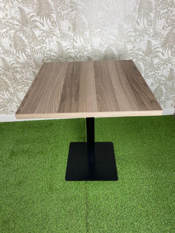 mesa estilo dunas con pie de hierro negro