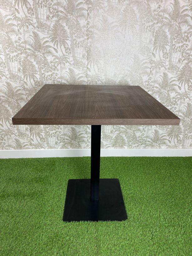 mesa estilo wengue con pie de hierro color negro