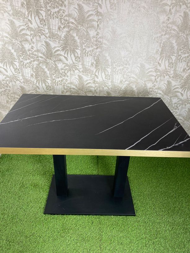 mesa doble de imitación mármol negro con canto color oro