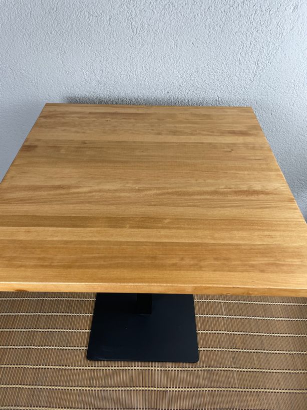 mesa de madera natural barnizado en color miel