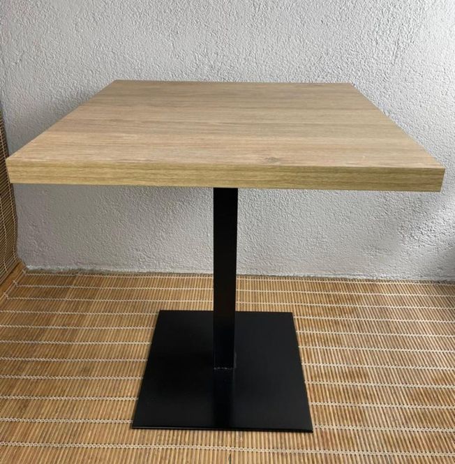 mesa estilo roble con pie de hierro color negro
