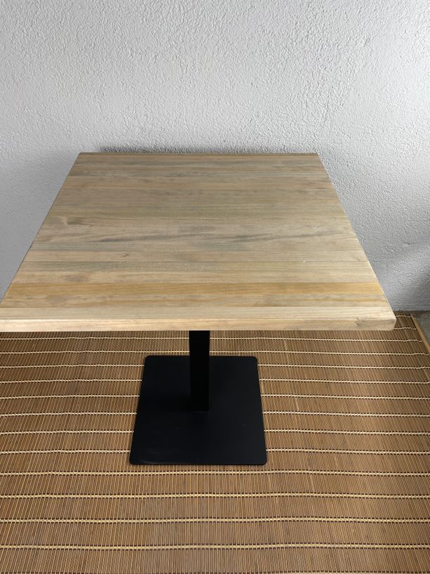 mesa de madera natural estilo envejecido de pino con pie de hierro