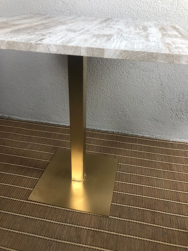 mesa estilo vintage con pie de dorado