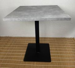 mesa estilo gris cemento con pie de hierro color negro