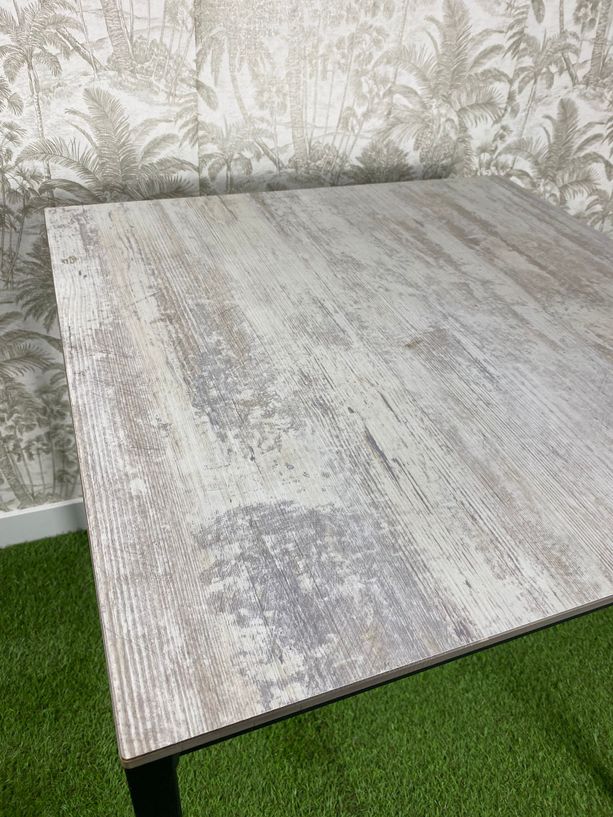 mesa exterior apilable con tablero de compacto estilo vintage