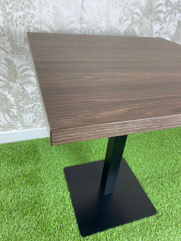 mesa estilo wengue con pie de hierro color negro