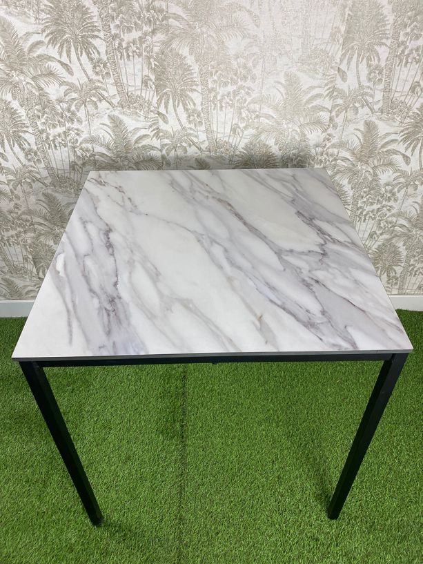 mesa de exterior apilable con tablero tipo mármol blanco
