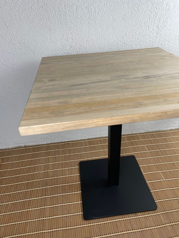 mesa de madera natural estilo envejecido de pino con pie de hierro
