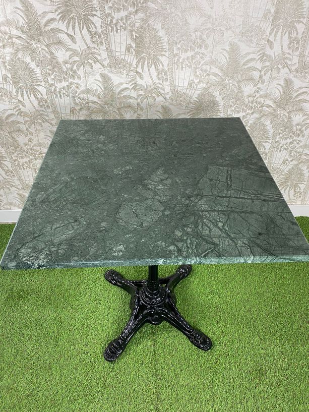 mesa de mármol verde cuadrado con pie estilo parís