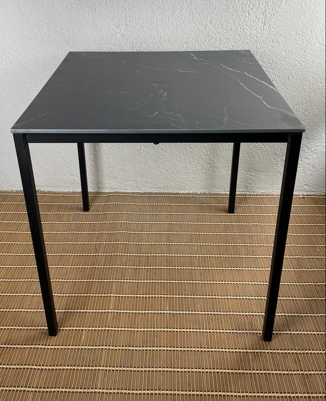 mesa de exterior apilable con tablero tipo mármol negro