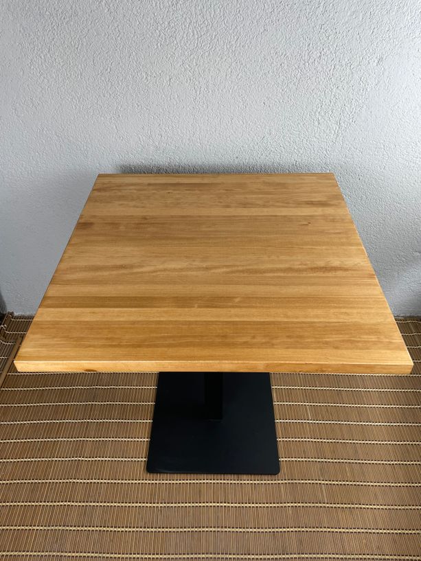 mesa de madera natural barnizado en color miel