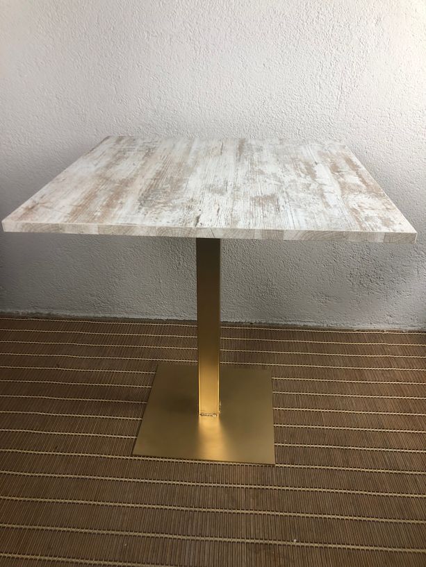 mesa estilo vintage con pie de dorado