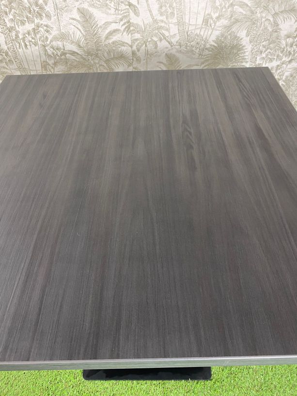 mesa negro mate pie de hierro negro