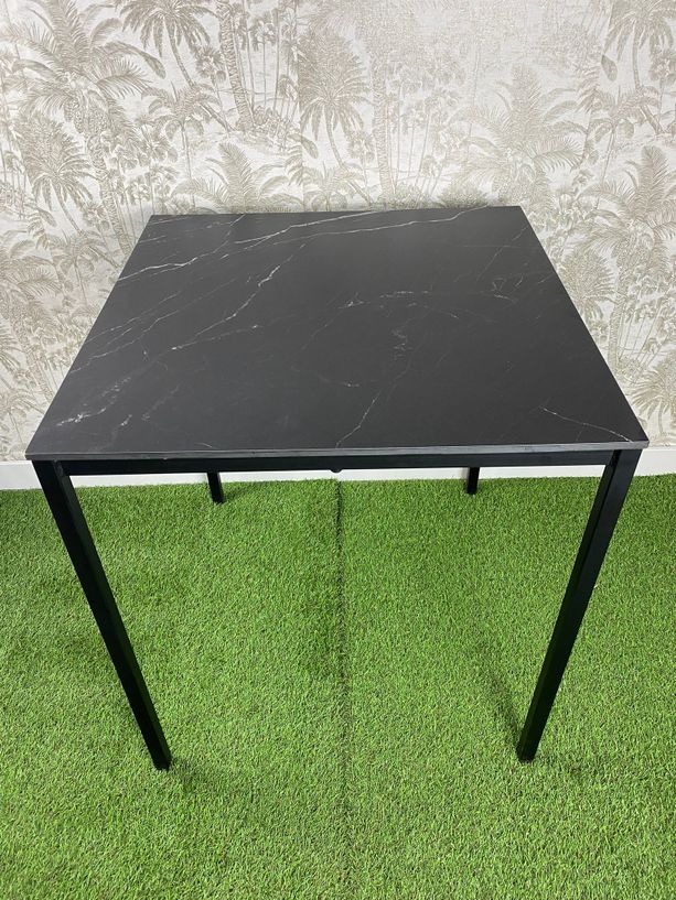 mesa de exterior apilable con tablero tipo mármol negro