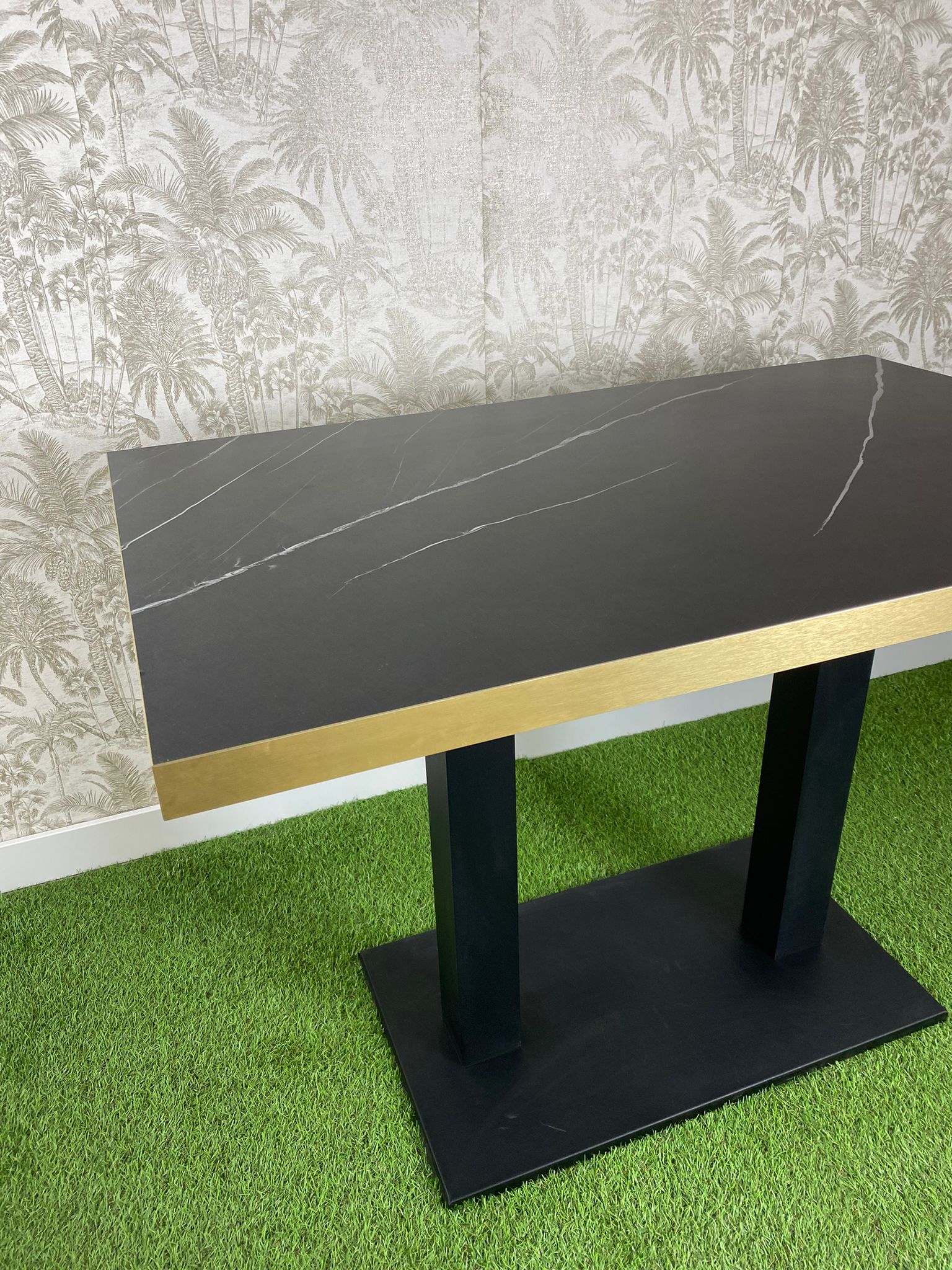 mesa doble de imitación mármol negro con canto color oro