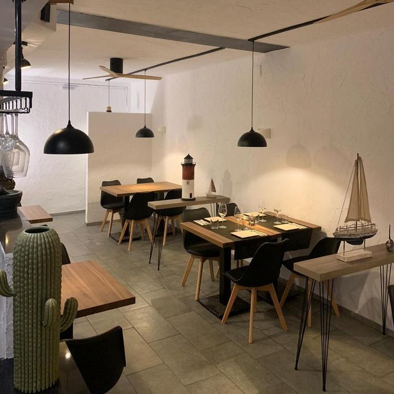 mesas de madera en cafeteria de Montamos Tu Bar