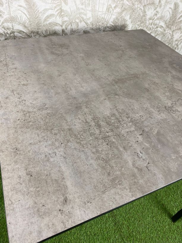 mesa de exterior apilable con tablero tipo cemento