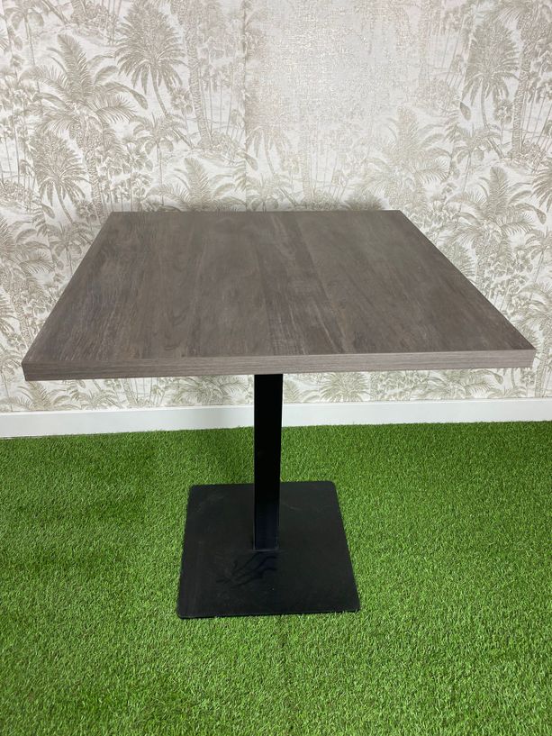 mesa estilo oxidón con pie de hierro negro