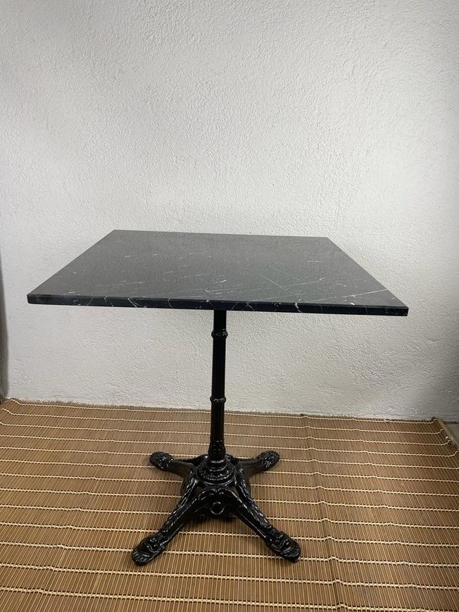 mesa de mármol negro cuadrado con pie estilo parís