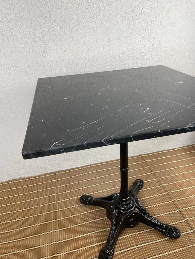 mesa de mármol negro cuadrado con pie estilo parís