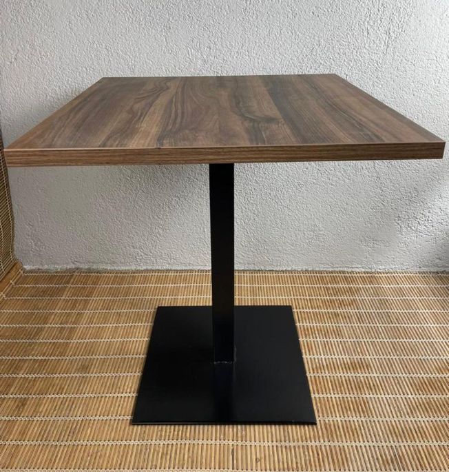 mesa estilo nogal con pie de hierro color negro