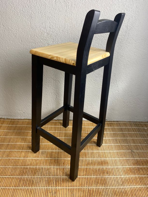 taburete Andalucía con respaldo negro y asiento natural