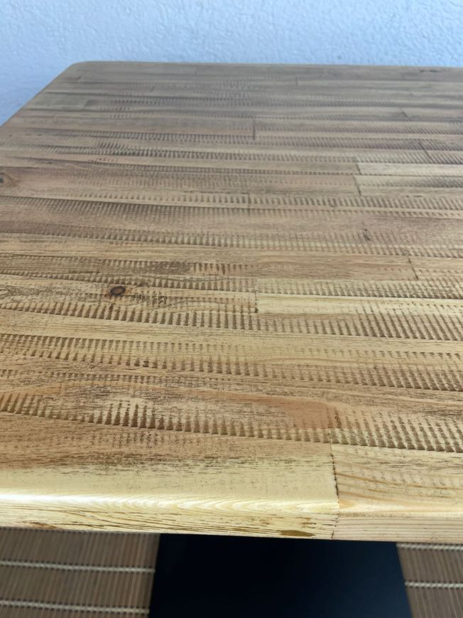 Mesa de madera natural con barniz laminado