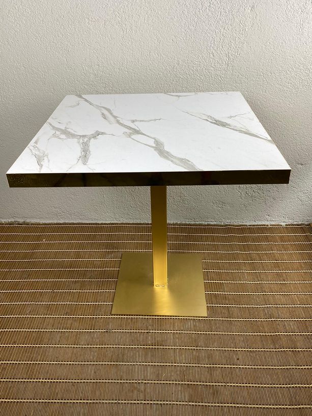 Mesa imitación mármol blanco con canto dorado y pie dorado