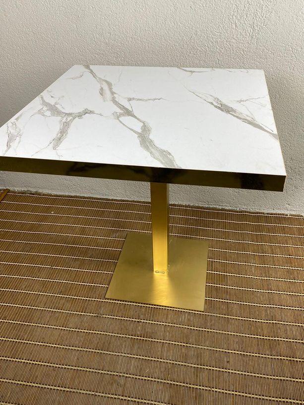 Mesa imitación mármol blanco con canto dorado y pie dorado
